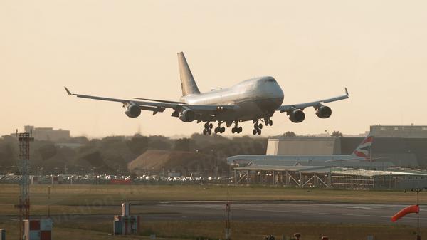 BOAC Photographer @Glos747 caught this @united UA901 Heavy from SFO to LHR. Seen on approach to runway 27R, glorious!