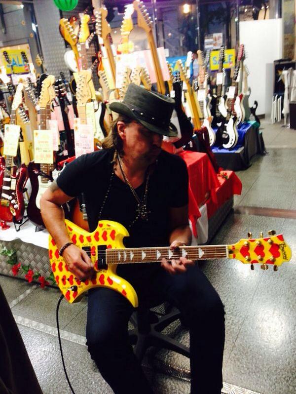 Yoshiki Omg You Are Playing Hide S Guitar Rt Therealsambora More Pix And Vid Up Http T Co 7ea0c3hct9 Twitter Yoshiki Omg You Are Playing Hide S Guitar Rt Therealsambora More Pix And Vid Up Http T Co 7ea0c3hct9 Twitter