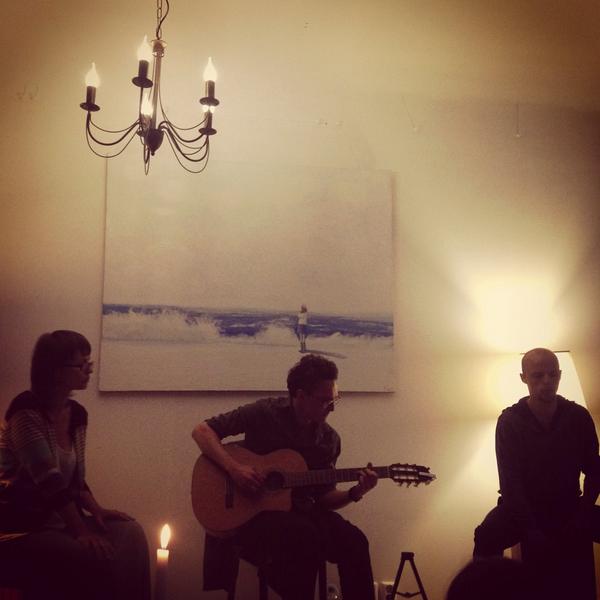IlzeZeltina's tweet photo. kā man tīk mājkoncerti. jo īpaši, ja spēlē @GoranGoraLV #dadcafe http://t.co/Vc6HMtl7zn