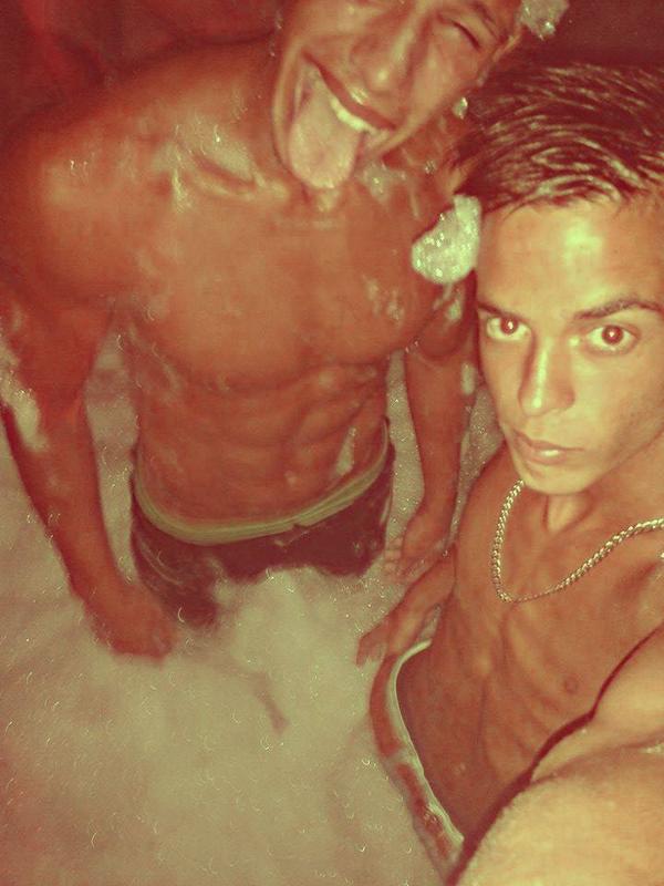 MickaRfrn's tweet photo. #boamoca #festadespuma #mano #sempreaqui <3 http://t.co/fizQALq9G0