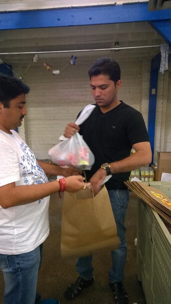 SamirkhanINC's tweet photo. We worked in food bank in Sacramento for one hous helping for poor people really stisfied http://t.co/tuNnZJfRET
