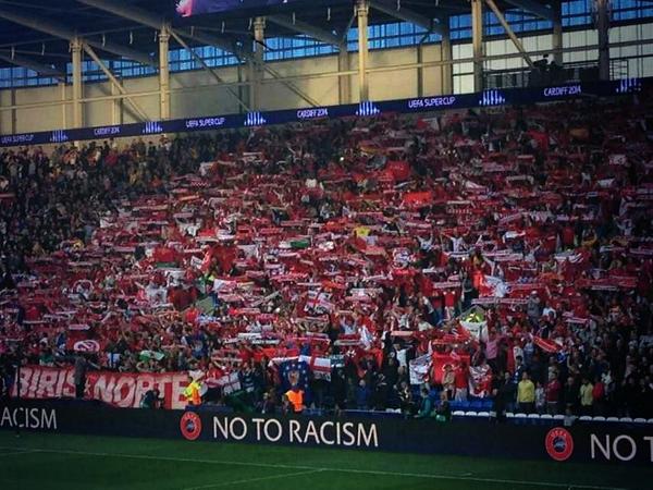 hastalamuerte's tweet photo. No cabe mas orgullo. De los nuestros. De los del césped, pero sobre todo, de los de la grada. Sois enormes #SevillaFC http://t.co/rtstqZxYoR