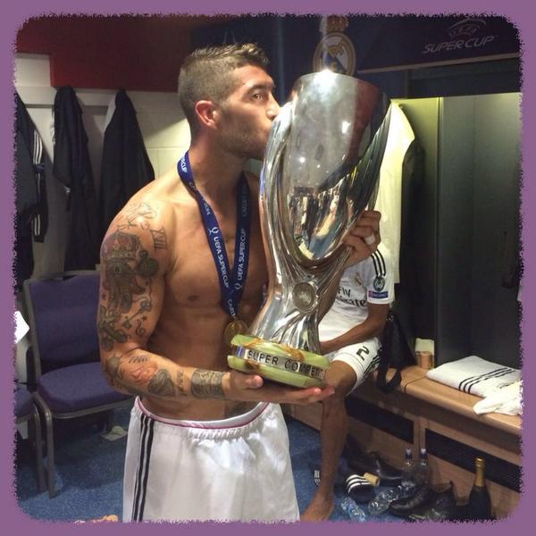 SergioRamos's tweet photo. Felicidades a tod@s los Madridistas.  Es un orgullo levantar títulos con esta camiseta. Hala Madrid..!! http://t.co/sscj1cqya3