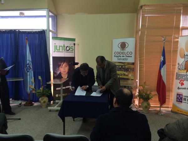 17:00 Hrs., Alcalde participa en firma de convenio de entrega de fondo para canil móvil e implementación al Cesfam