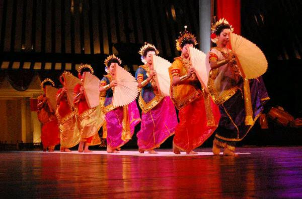 KONSEP_ID's tweet photo. Tari Kipas - Provinsi Sulawesi Selatan http://t.co/L116WsRIc1