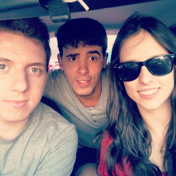 patriiicastro's tweet photo. Mucha tonteria pero sanos y salvos jejeje #reencuentro #paseitoencoche @eugeniofuster @EnriqueSan94 http://t.co/djWG4GGwwo