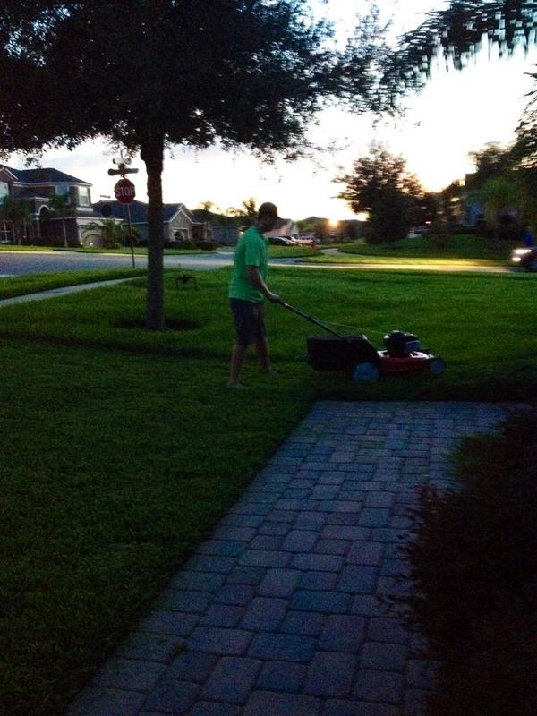 APRIL_117's tweet photo. My sexy lawn man 😉 @pstevenson417 http://t.co/a3YFsg8Iqr