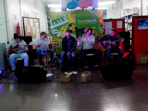 PqDionisio's tweet photo. Banda Luauê bom de mais http://t.co/jQYPyORVk2