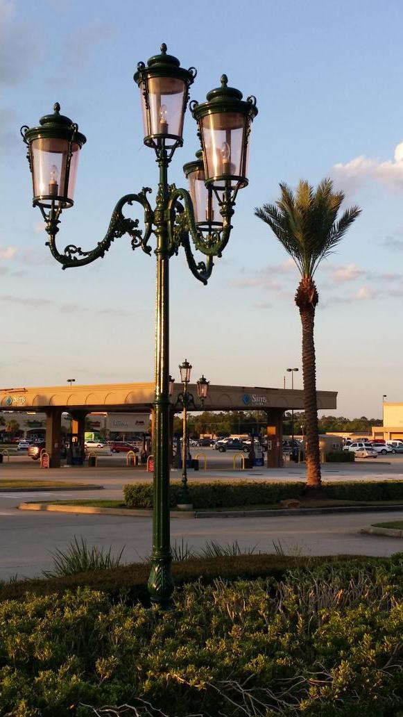 neri_nna's tweet photo. Are we back in #venice? Nope. #portofino shopping center in #Shenandoah,  TX!  @Neri_Spa #lanterns #kiosks #lightpost http://t.co/r0aehFdAFE