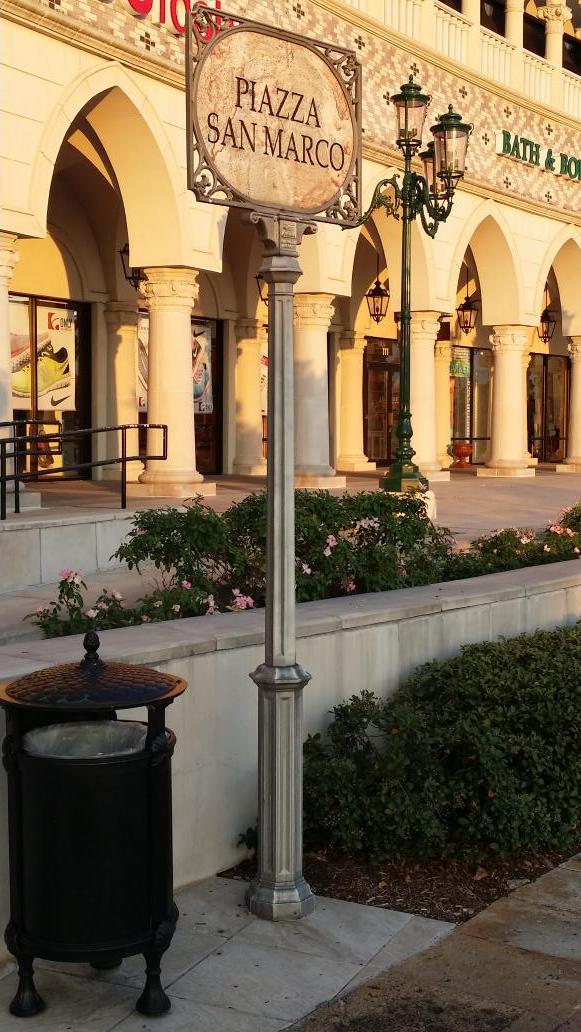 neri_nna's tweet photo. Are we back in #venice? Nope. #portofino shopping center in #Shenandoah,  TX!  @Neri_Spa #lanterns #kiosks #lightpost http://t.co/r0aehFdAFE
