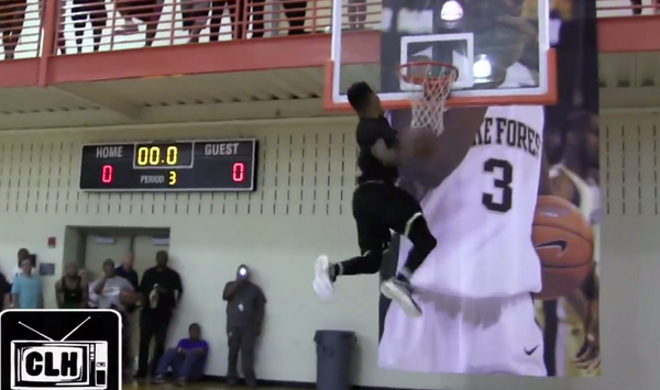 BleacherReport's tweet photo. VIDEO: 5'11" college hoops player Keifer Sykes toss himself an alley-oop and windmills it http://t.co/viQ17Nqr1D http://t.co/CPg3ucUKVX