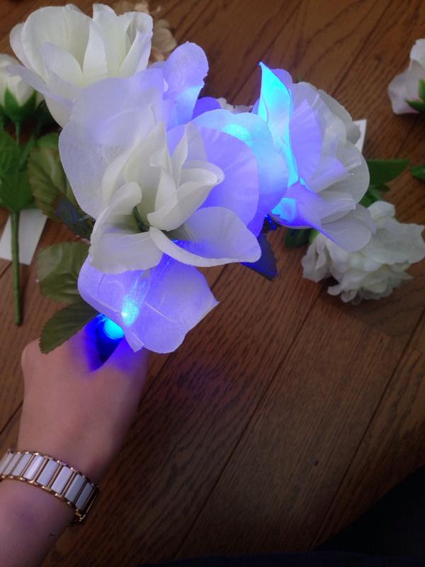 白子 בטוויטר 愛の花束こんな感じで100均造花にペンライト仕込んでも割と綺麗になるね とりあえず青でやったみたけど 白のペンライト電池切れてたからまた入れ直さねば W Http T Co 4pe5gksywk