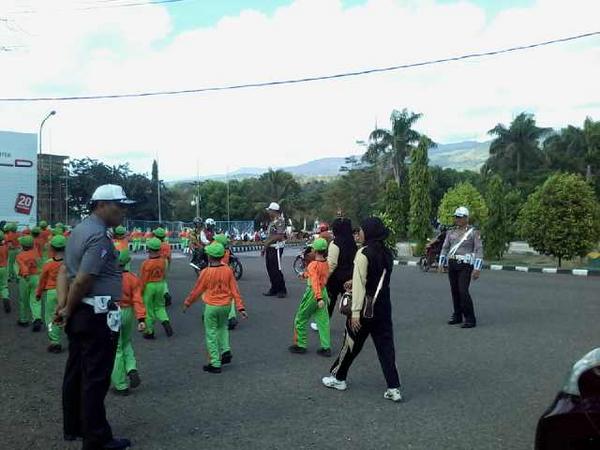PolresSoppeng's tweet photo. Sat lantas res soppeng pam jalur gerak jln indah tingkat Sd, utk memeriahkan hari ulang tahun Ri. http://t.co/VCPqVjLbhe