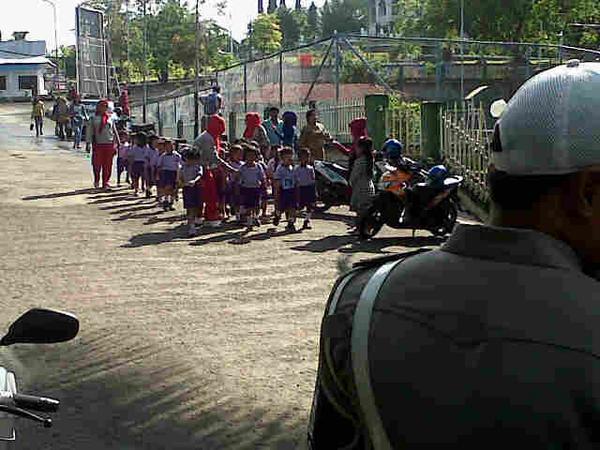 PolresSoppeng's tweet photo. Sat lantas res soppeng mlaks pamjalur gerak jln indah tigkat SD dlm rangka meriahkan hari ulangtahun Ri. http://t.co/YqnnusPIl5