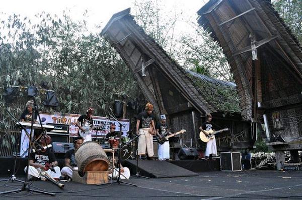 FahyulR's tweet photo. TINDOKI BAND.. Toraja international Festival 2014 http://t.co/F5TT5FXiEX