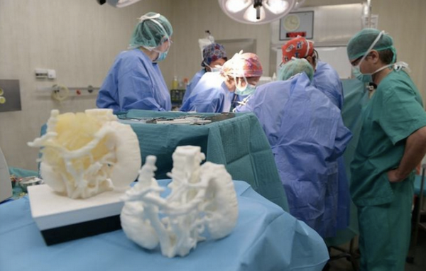 Portugese artsen maken gebruik van geprint 3d model van tumor.

imedicalapps.com/2014/08/surgeo…