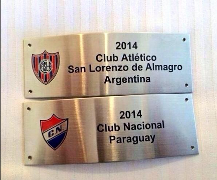 Infomedia24hrs's tweet photo. #ARGENTINA ⚽ #SiganASanLorenzo Una de estas dos chapas va a quedar esta noche grabada a fuego @CuervoTinelli 📷 http://t.co/kJ6ERRikZA