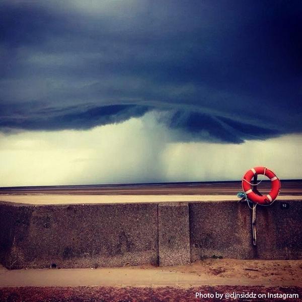 Pic of the week: Microburst, a column of sinking air caused by a small downdraft in a rapidly-forming thunderstorm