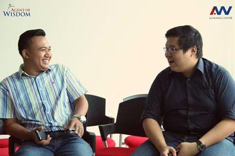 "<a href="/dykapede/">ANDYKAYA</a>: Kalo ini <a href="/AdamQusein/">Sadam Husein Samsri</a> penggemar Mahabrata (kiri), <a href="/EricBoo/">Eric Boo</a> (kanan) penyuka hukum. Mereka ..#AWGantiBaju29 "