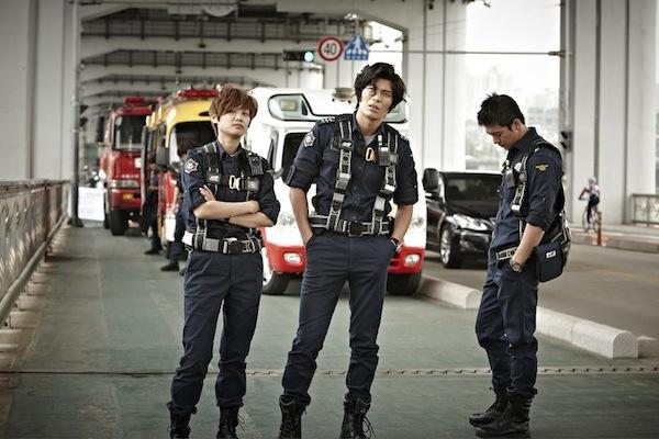 Сериал влюбленность дорама корея. Спасатели и любовь дорамы. Спасатели и любовь дорамы. Пак хэ чжин дорама лес. Snsd 2pm cabi song фильм 1 часть.