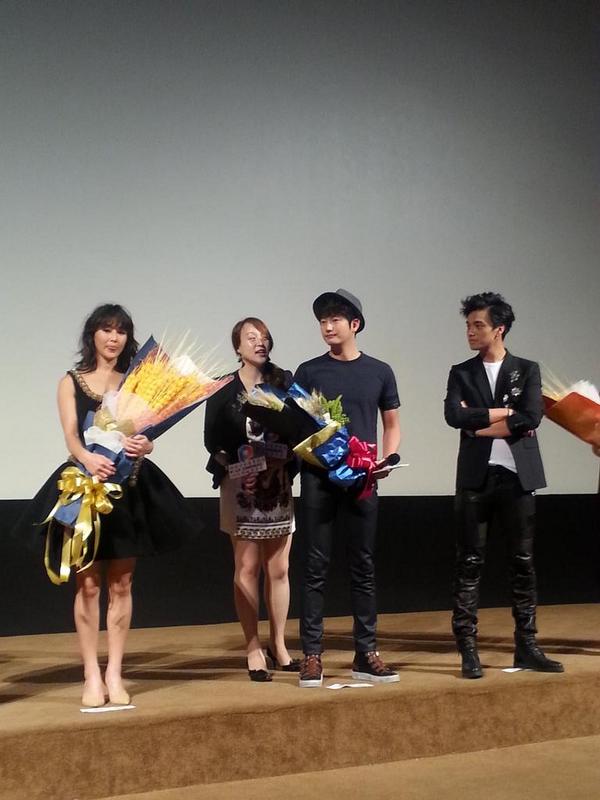 hoofactory_ent's tweet photo. (소식)[#박시후][#향기][#천란][#후팩토리]
여기는 영화 ' 향기'의 첫번째 무대인사가 진행되는 북경 DMC. 찾아와주신 많은 팬여러분들께 너무너무 감사드린다고 북경 현지에서 전해왔어요~!!! http://t.co/YWVejuLAVe