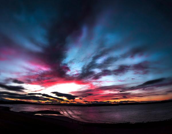 Lilu_superpass's tweet photo. #Sunset at #Cramond, #Edinburgh, So this is how a sunset at the begining of the summer looks like in #Scotland http://t.co/7y2EyzkKMb