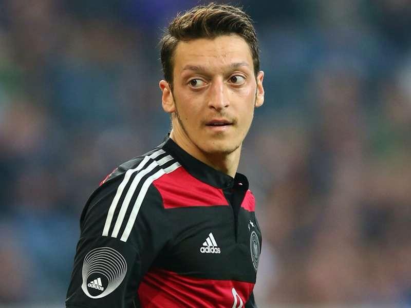 تويتر Super Soccer Player على تويتر メスト エジル は ドイツ ゲルゼンキルヒェン出身のサッカー選手 ドイツ代表である アーセナルfc所属 ポジションはmf トルコ系移民の3世で 両親はともに黒海沿岸のゾングルダク県にルーツを持つ オジル エツィルなど