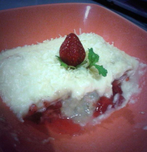 Yang lagi pengen nyemil semacam keju, crepes stoberi panggang saus keju ala Goody Baked cocok banget~ 😋🍰🍓