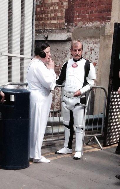 RiffRaff1971's tweet image. Carrie Fisher and Mark Hamill enjoying a break during filming of the new Star Wars episode.