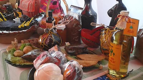 eltentempiemx's tweet photo. Hasta el 17 de #Agosto, @CholulaMagico es sede de la #Guelaguetza2014, Parque Soria. Así se come de rico! #Oaxaca http://t.co/lmICQhEd2W