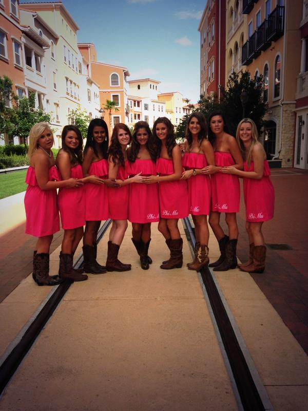 paulllllwalllll's tweet image. Happy pledge class day from mine to yours 😘 #AlphaAlpha #utsa18 #utsagogreek @PhiMu_UTSA @PhiMuFabulous