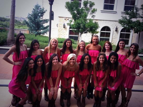 paulllllwalllll's tweet image. Happy pledge class day from mine to yours 😘 #AlphaAlpha #utsa18 #utsagogreek @PhiMu_UTSA @PhiMuFabulous