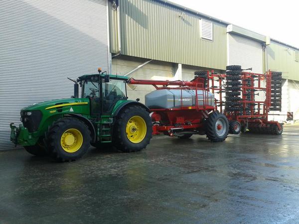 CasswellFarm's tweet photo. New drill arrived! #8meter #Horsch #GreatTewEstate #Harvest14 #Drilling http://t.co/UKdvgnMJhH