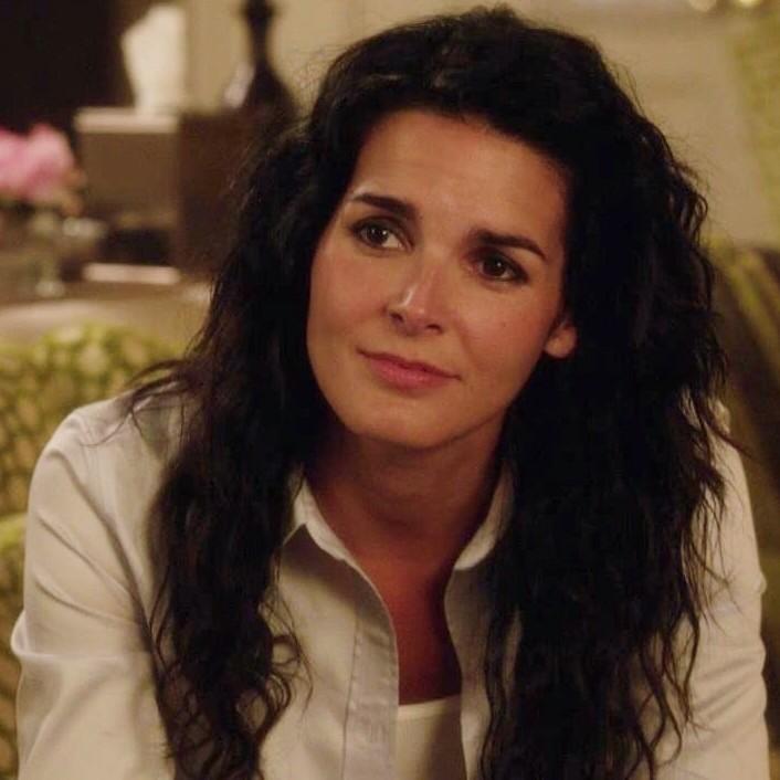 Happy birthday to the beautiful superb actress Angie harmon       
