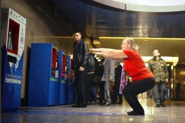 _BFMTV's tweet photo. Insolite : Les russes peuvent désormais payer leur ticket de métro en faisant 30 squats ! http://t.co/dDklO6FiEi