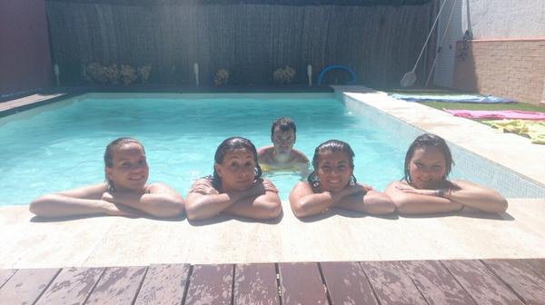 Javirhar's tweet photo. Los fiquitos de piscineo @Estefania_Lay @marsancan4 @salcdia @EliMF24 http://t.co/f5T7DtqXLc