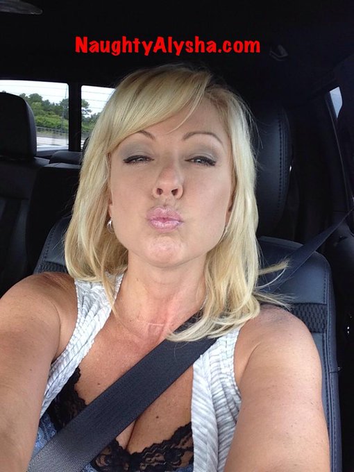 Sendin all of ya some naughty smooches! http://t.co/ixU3PxMCbF