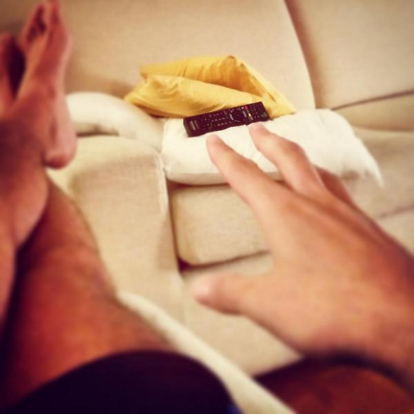 Buttarsi sul divano ed accorgersi che il telecomando è troppo lontano. #bruttimomenti