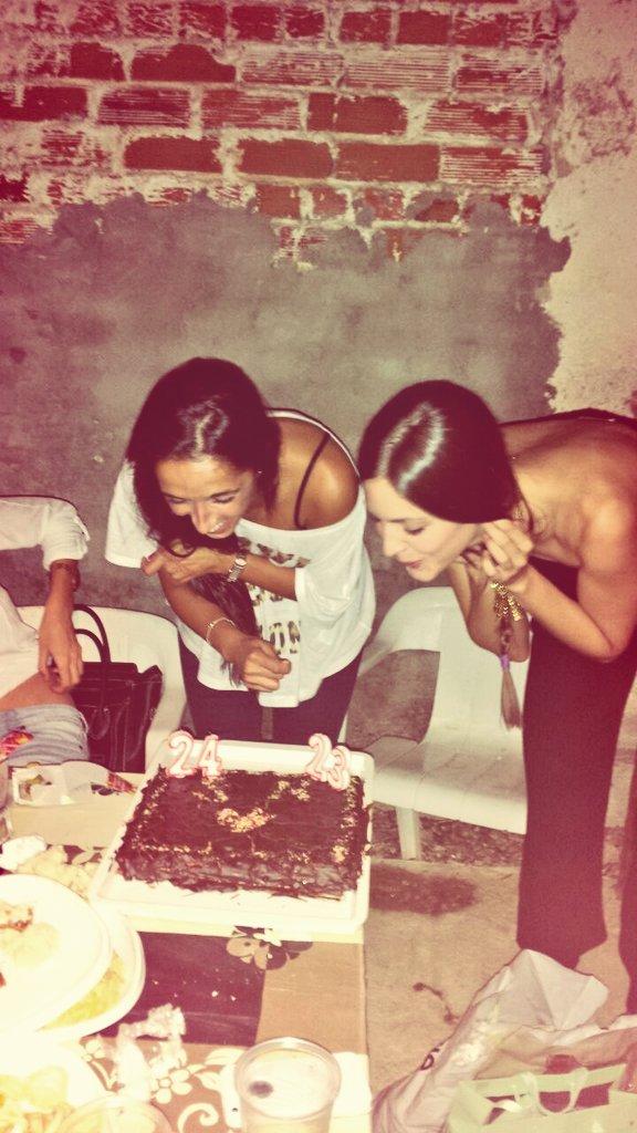 NereaJimenezM's tweet photo. Como me gsta soplar velas a vuestro lado @SaraiOrtega19 @laurath91 @Rebecajj @MelaniMR @MariaySamuel8 @1989Esther http://t.co/QTNDvBlpk6
