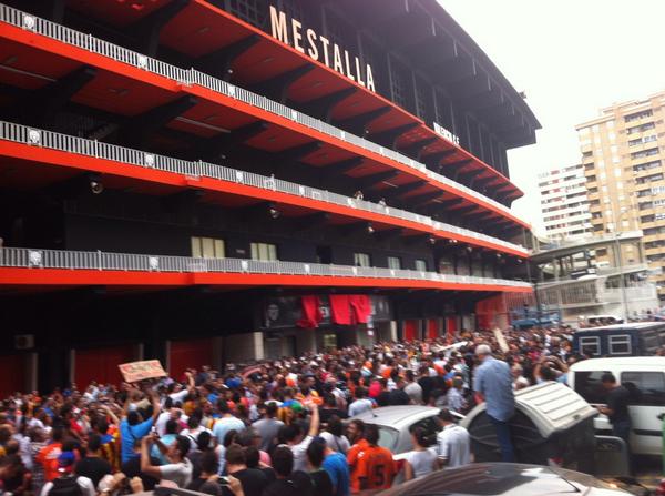ODValencia's tweet photo. Concentración de aficionados del VCF en apoyo a Lim. Ahora mismo unas 2.000 personas en Mestalla http://t.co/7H358xTVQs
