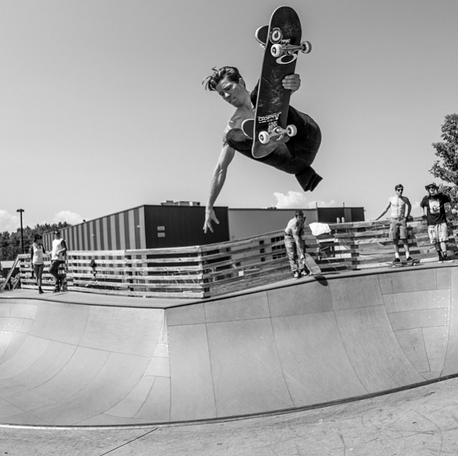 shaunwhite's tweet photo. Skating w/ #Burtonsnowboards team @theDDeadshow Mikey Rencz @markmcmorris @zakhale #Burlington VT! P: Gabe L'Heureux http://t.co/rHya1OLIps