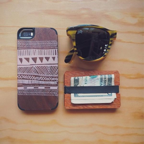 MODA3's tweet image. #details @GetRecover ‘Walnut’ iPhone case | @SUNPOCKET x @alifenewyork ‘Kauai’ shades | @grainstack ‘Lacewood’ wallet