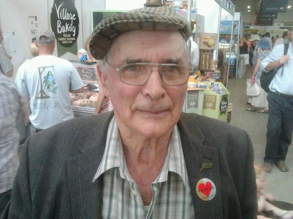 Y cymeriad gyda r cwn defaid yn lluniau enwog Kyffin Williams