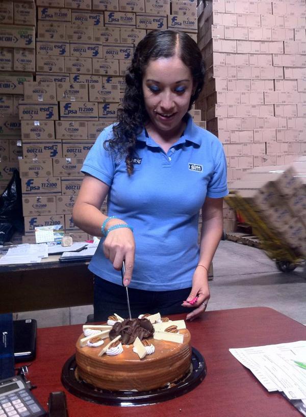paobermejo7's tweet photo. Partiendo mi #PastelDelicioso #12Agosto2014 http://t.co/OUPCccUbSD