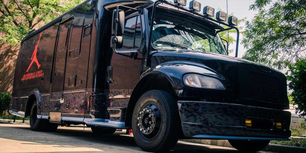 Jumpman23's tweet photo. ChiTown, show your hops. The Flight Truck hits the Nike Community Store on S. Cottage Grove at 6pm. #TakeFlight #XX9 http://t.co/mQ6cBfDFEj