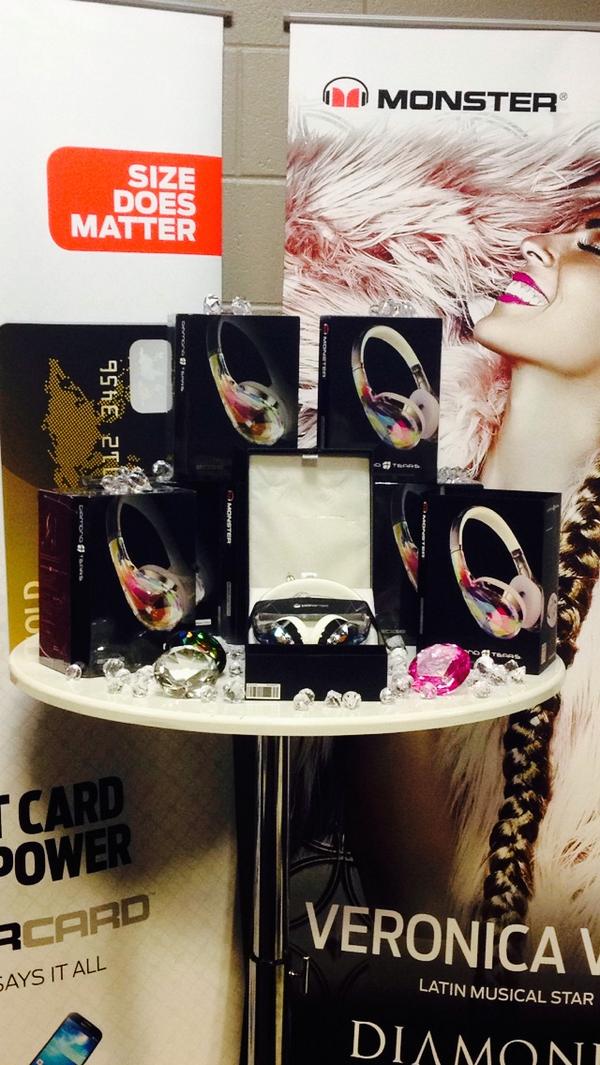 INTEFAST's tweet photo. Nothing sexier than listening to diamonds #diamondtears @MonsterProducts http://t.co/NrBGv4Y4ey