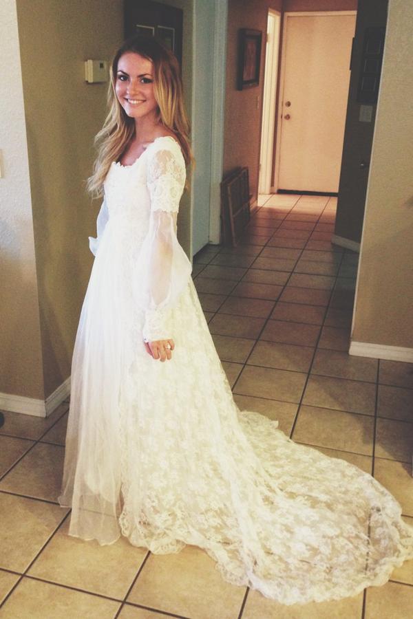 Noellxoxo's tweet image. Today I tried on Dans mama&apos;s dress ❤️😂 #backupoptions #Heinzewedding #laceonlaceonlace