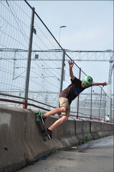 oslongboarding's tweet photo. What's the Apex 37 DiamondDrop without a wallride? Versatile enough for big hills, wall rides, and whatever you want. http://t.co/kQl76mU8bf