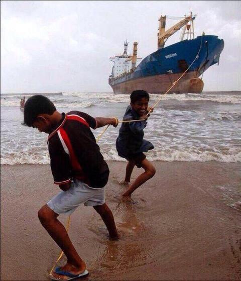 Alcohoilic's tweet photo. Getting a drunk friend out of the party be like http://t.co/JuZL0of9sz