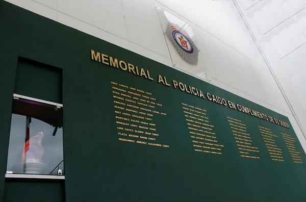 Oaxaca_Digital's tweet photo. Instituye @SriaSegOax ceremonia memorial al policía oaxaqueño caído en cumplimiento del deber http://t.co/IBWMmfMZUx http://t.co/YlcaFVjfRX
